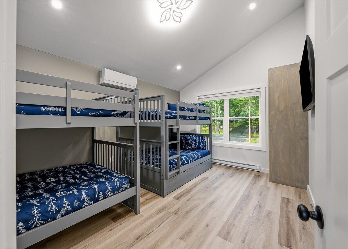 7 bedrooms, iron/ironing board, WiFi (free), bed sheets