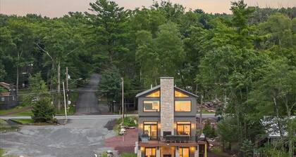 New Luxury Lakefront ~ Dock ~ Kayak ~ HotTub ~ Game Room ~ Next to beach!
