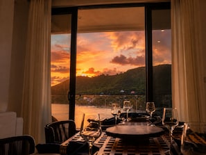 Villa de lujo, vista al océano | Restaurantes