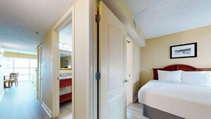 Ein Hotelzimmer mit Bett, Schreibtisch und Stuhl.