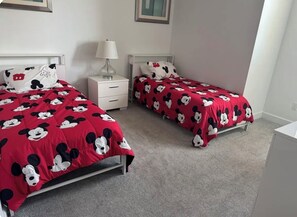 Iron/ironing board, WiFi, bed sheets - Beautiful Vacation Home Near Disney  3BR 3BA Family Friendly (Clermont)