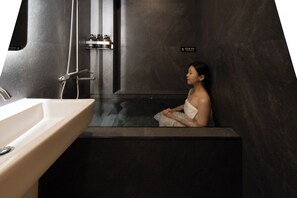 Un baño moderno con bañera, lavabo y ducha.