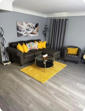 Living area - 3-bedroom house in delightful Detroit with cool AC (Detroit)