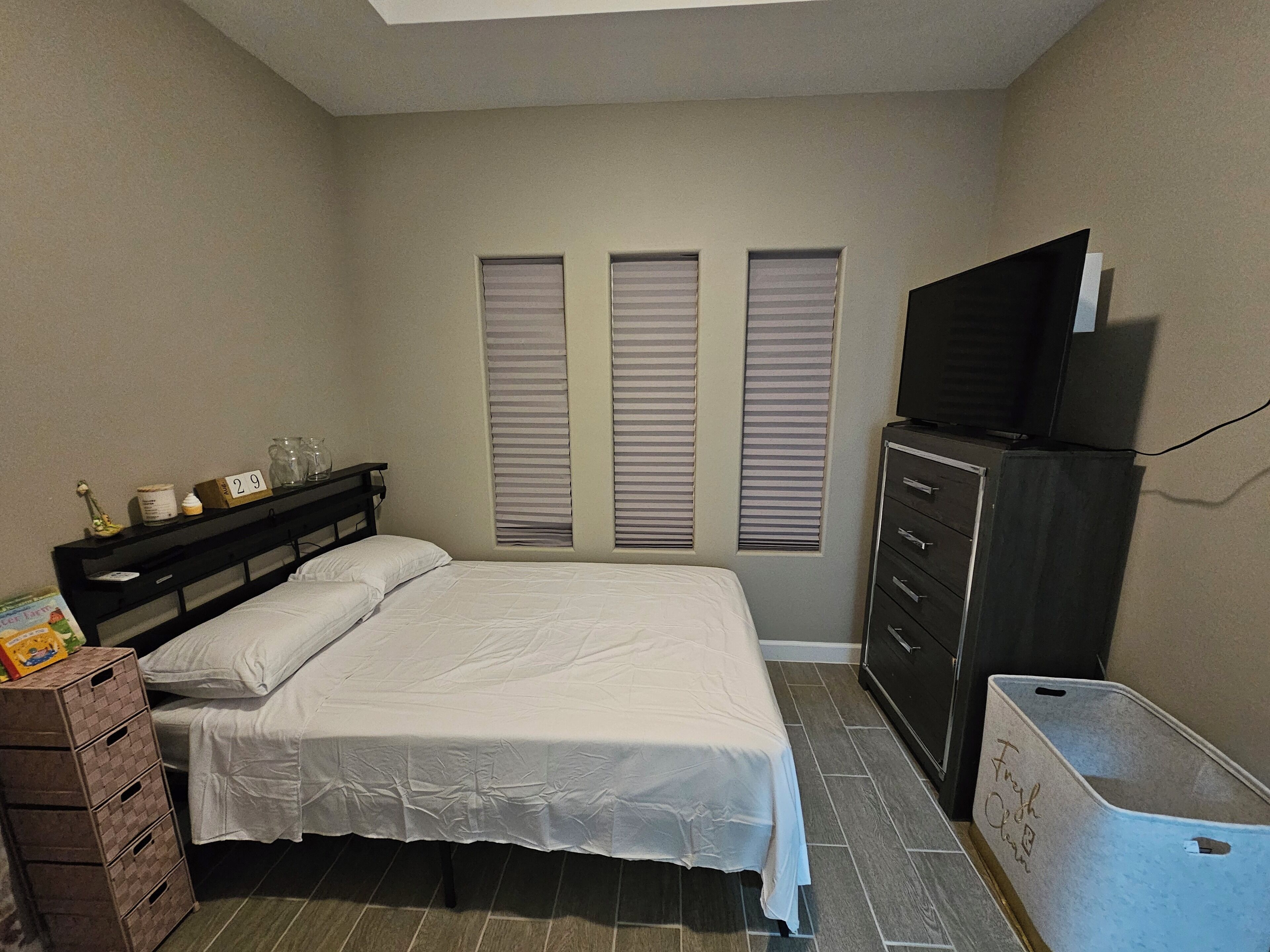 3 bedrooms, iron/ironing board, WiFi, bed sheets