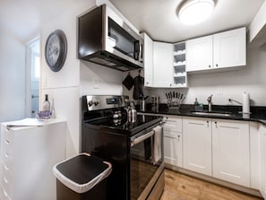 Wasserkocher mit Kaffee-/Teezubehör, Kühlschrank, Mikrowelle, Ofen