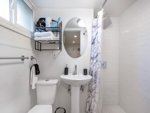 Dusche, Haartrockner, Handtücher, Seife