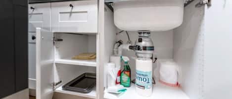 Cafetera y tetera, refrigerador, microondas y horno