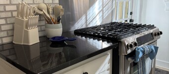 Cozy space in the heart of Belhaven—sleeps 10