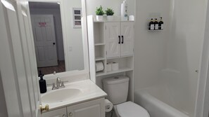 Haartrockner, Handtücher, Seife, Toilettenpapier
