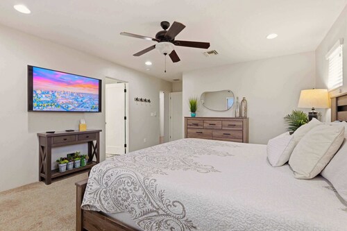 "The Ultimate" 1.3 Acre! Guesthouse & Massive Pool! Pickleball & Putting Greens!