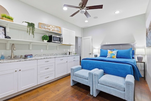 "The Ultimate" 1.3 Acre! Guesthouse & Massive Pool! Pickleball & Putting Greens!