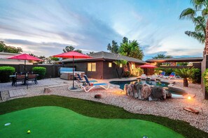 A backyard with a hot tub, lounge chairs, a small pool, and a putting green. - "The Ultimate" 1.3 Acre! Guesthouse & Massive Pool! Pickleball & Putting Greens! (Gilbert)