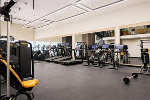 Ein Fitnessstudio mit Laufbändern, Ergometer und Krafttrainingsgeräten.
