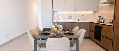 Una cucina moderna con zona pranzo.