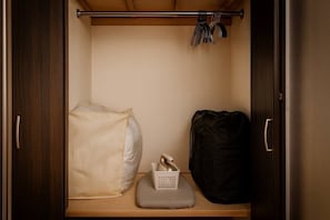 A closet with a hanging rod, a storage bin, and a bag. - 87㎡House/4 min Station/Haneda straight limo bus/Near Disneyland/3 Bedrooms (Katsushika City)