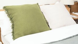 A bed with a green and white pillow, a grey blanket, and a white headboard. - 87㎡House/4 min Station/Haneda straight limo bus/Near Disneyland/3 Bedrooms (Katsushika City)