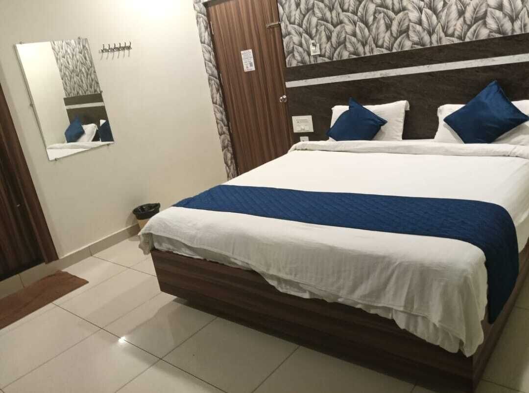 Deluxe Double Room | In-room safe, iron/ironing board, free WiFi