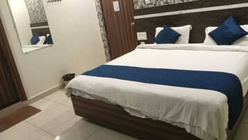 Deluxe Double Room | In-room safe, iron/ironing board, free WiFi