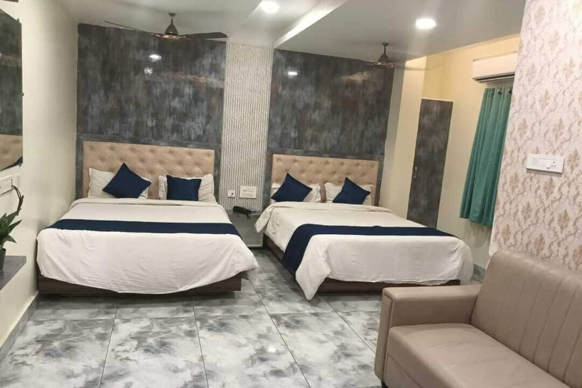Deluxe Suite | In-room safe, iron/ironing board, free WiFi