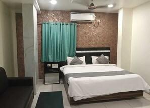 Deluxe Double Room | In-room safe, iron/ironing board, free WiFi - LUXURY HOTELMADHAVI ELITE (Pedakakani)