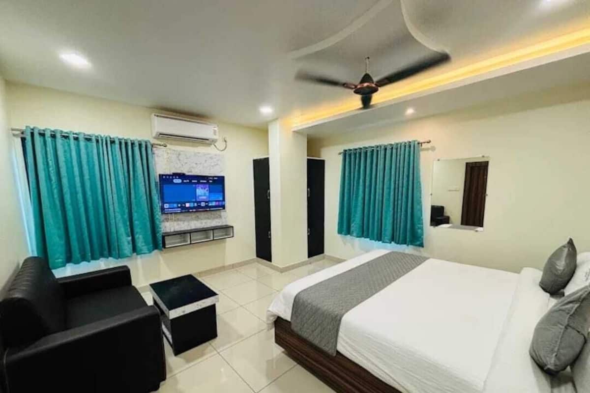 Deluxe Double Room | In-room safe, iron/ironing board, free WiFi