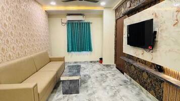 Deluxe Suite | Living area