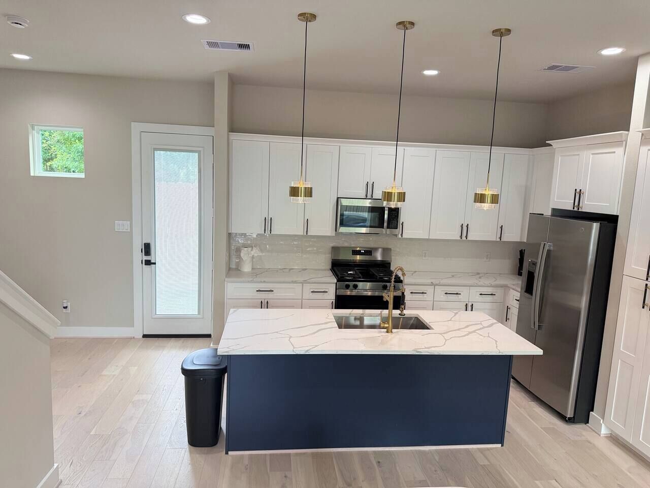 コーヒー / ティーメーカー、冷蔵庫、電子レンジ、オーブン