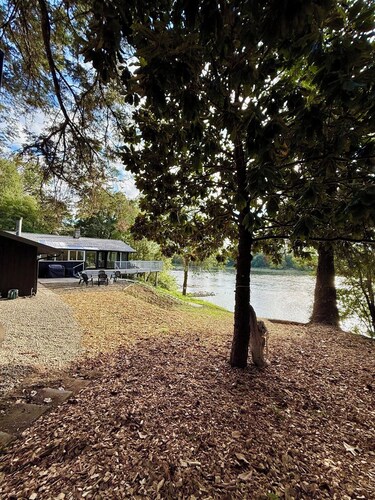 Willamette Riverfront Estate - Wine County. Secluded on 2.5 acres w/Deck Views.