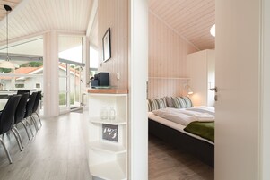 Un interior moderno con comedor, cocina y dormitorio.
