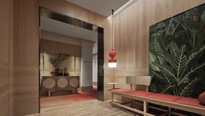 Un interior moderno con una pared de madera, un banco, una mesa y una planta grande.