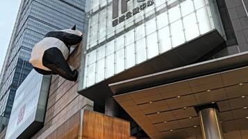 Um edifício moderno com fachada de vidro e a sinalização 'IFS' e 'Lane Cra'.
