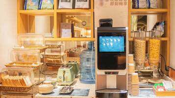 Bancada de café com máquina de café, um quadro de cardápio e diversos alimentos como pão e cereais.