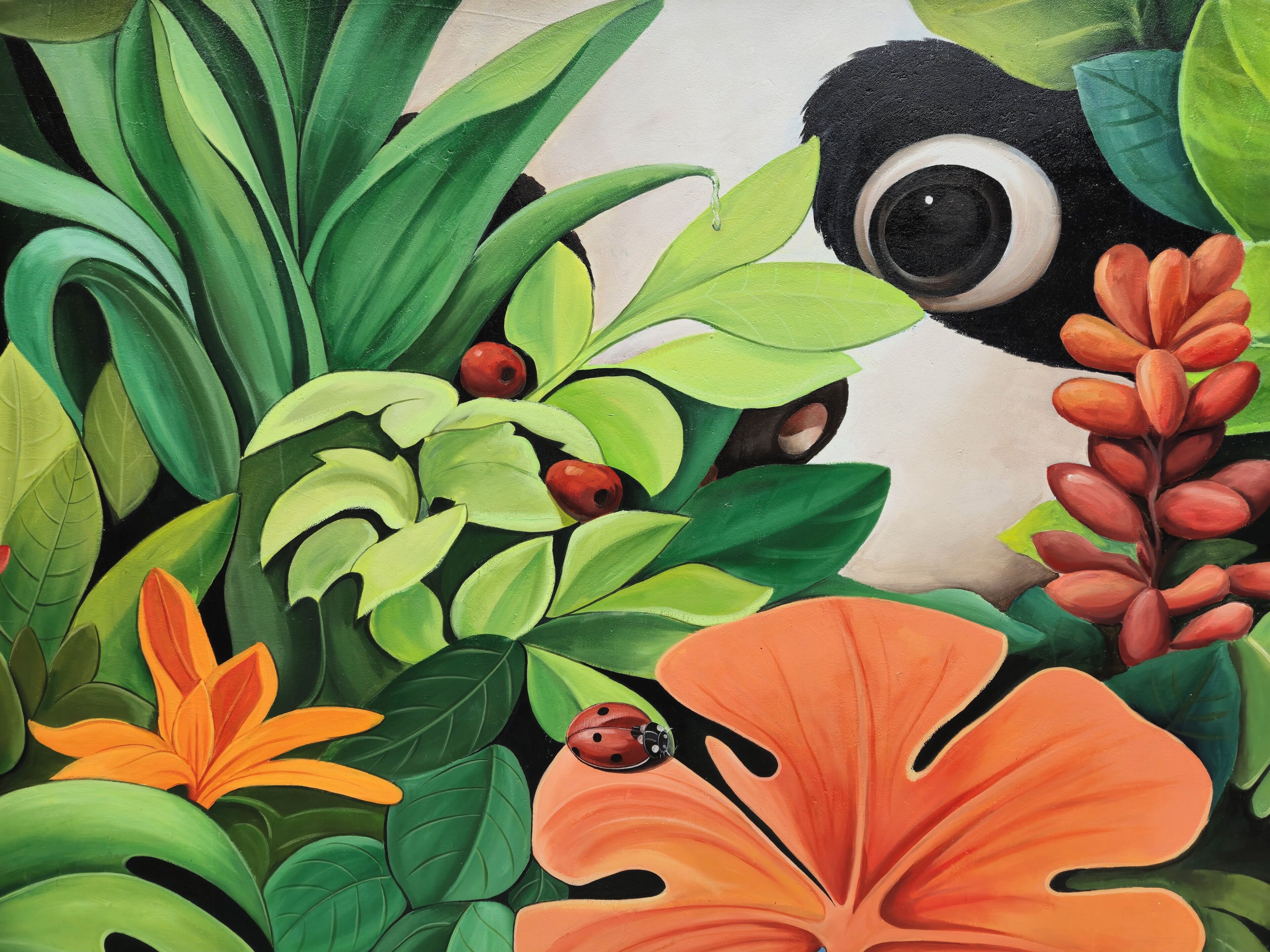 Un tableau représentant un grand œil, des feuilles vertes et des fleurs oranges.