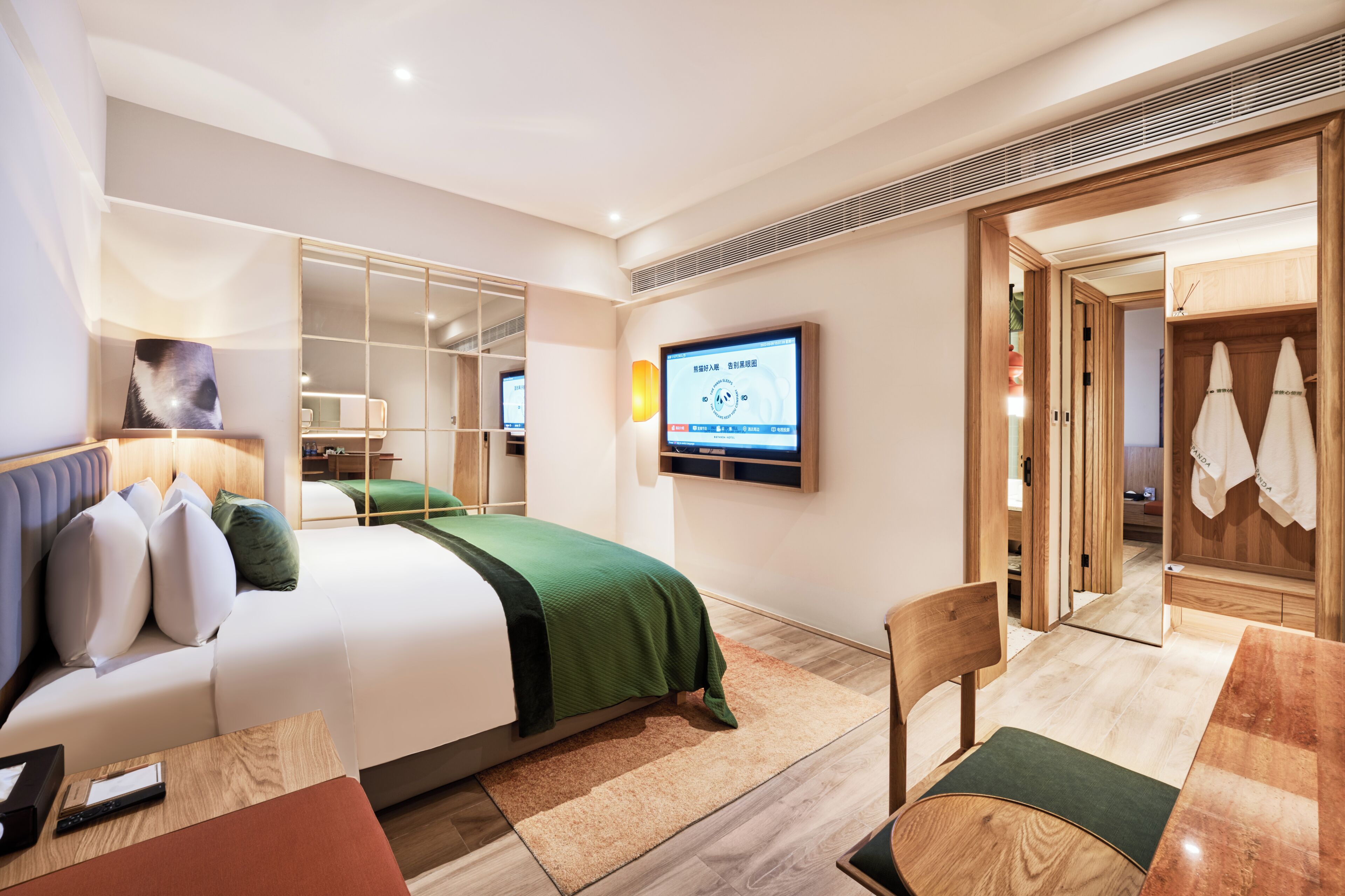 Habitación doble Confort, vista a la ciudad | Escritorio, espacio para trabajar con laptop y cortinas blackout 