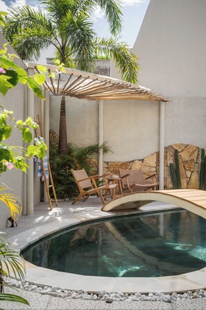 A pool area with a hot tub, lounge chairs, and a pergola. - Casa De Loto Canggu (badung)