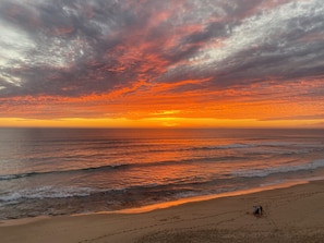 A beach with a sunset and ocean waves. - COSY PORTSEA COTTAGE (Melbourne)