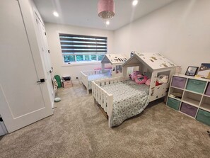 Iron/ironing board, WiFi, bed sheets - Large Luxury New Modern home w/ Patio/AC/Bar (Delta)