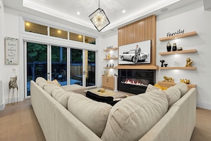 Living area - Large Luxury New Modern home w/ Patio/AC/Bar (Delta)