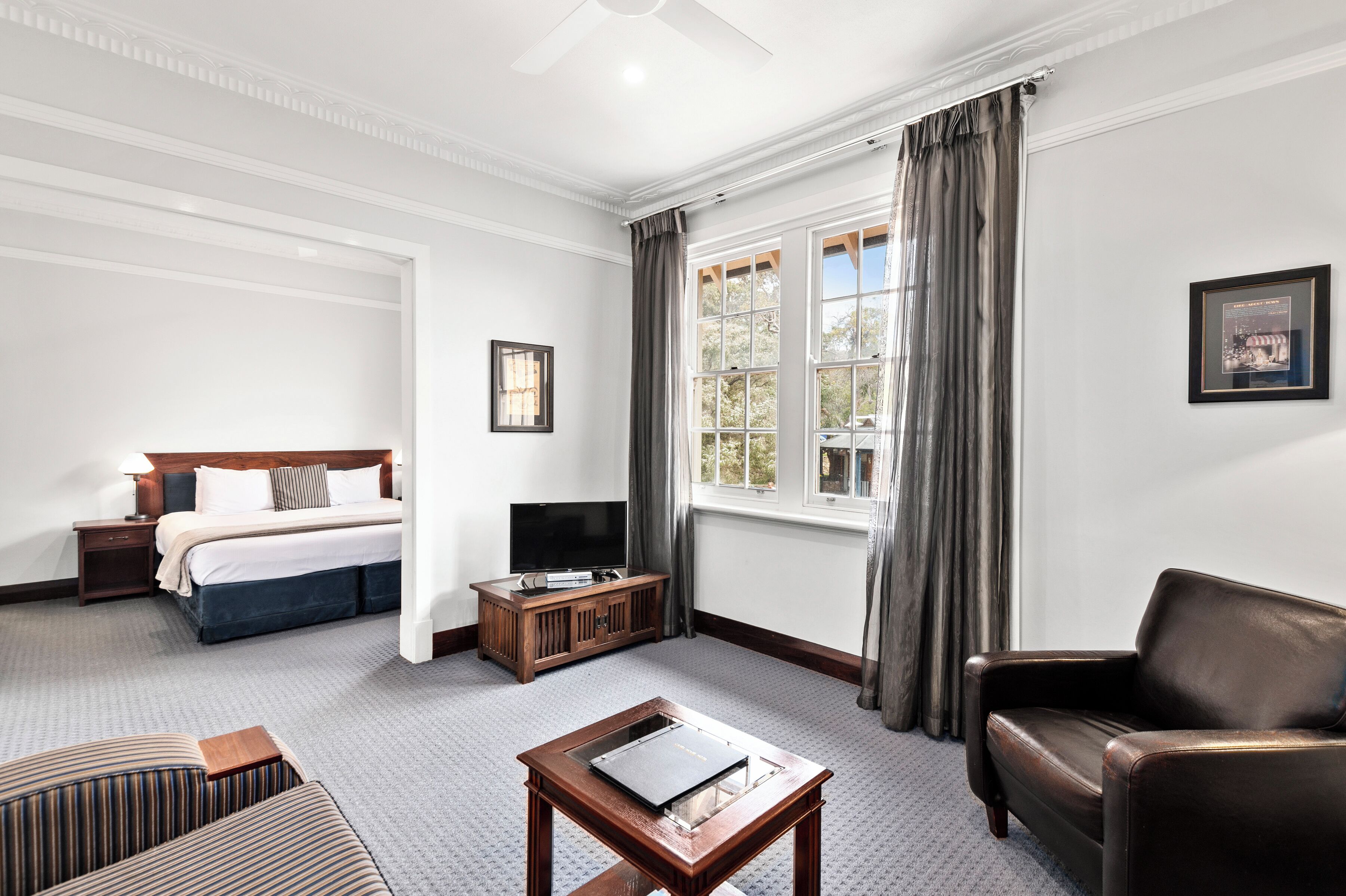 Deluxe Room | Minibar, in-room safe, WiFi (free), bed sheets