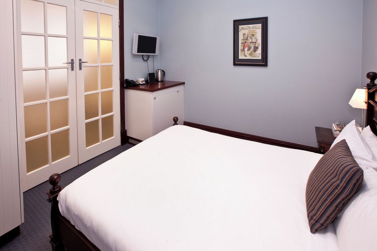 Habitación clásica | Minibar, caja fuerte, wifi gratis y ropa de cama