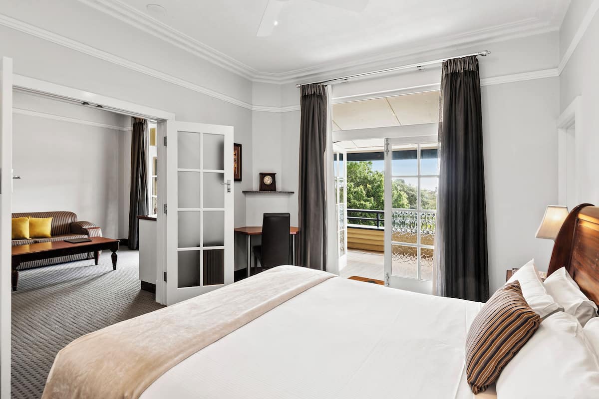 Honeymoon Room, Ocean View | Minibar, in-room safe, free WiFi, bed sheets