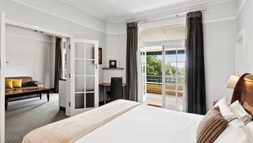 Habitación de luna de miel, vistas al mar | Minibar, caja fuerte, wifi gratis y ropa de cama