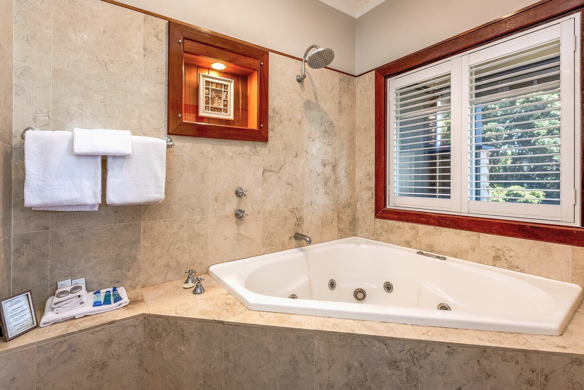 Luxury Room, Garden View | Bathroom