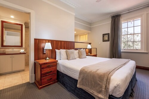 Caves House Hotel