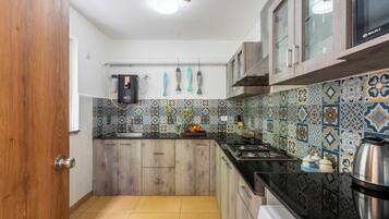 Refrigerador con freezer, microondas, placa de cocina