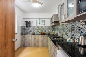 Refrigerador con freezer, microondas, placa de cocina