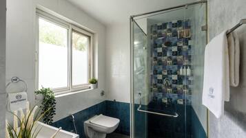 Ducha, artículos de tocador gratuitos, secador de pelo, toallas