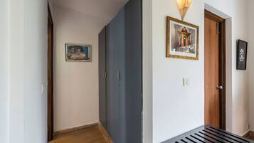 Comfort Villa, 4 Bedrooms, Kitchen, Pool View | Interior