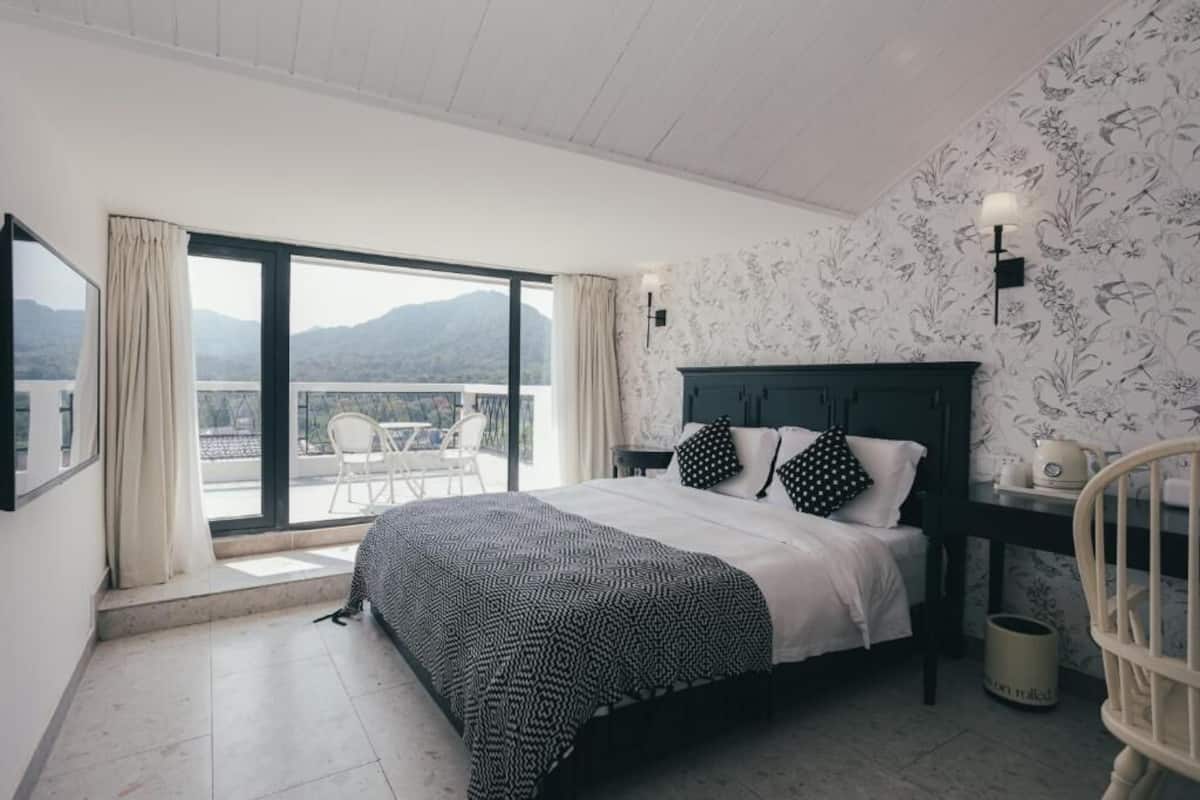 Camera doppia, patio, vista collina | Tende oscuranti, insonorizzazione, ferro/asse da stiro, Wi-Fi gratuito
