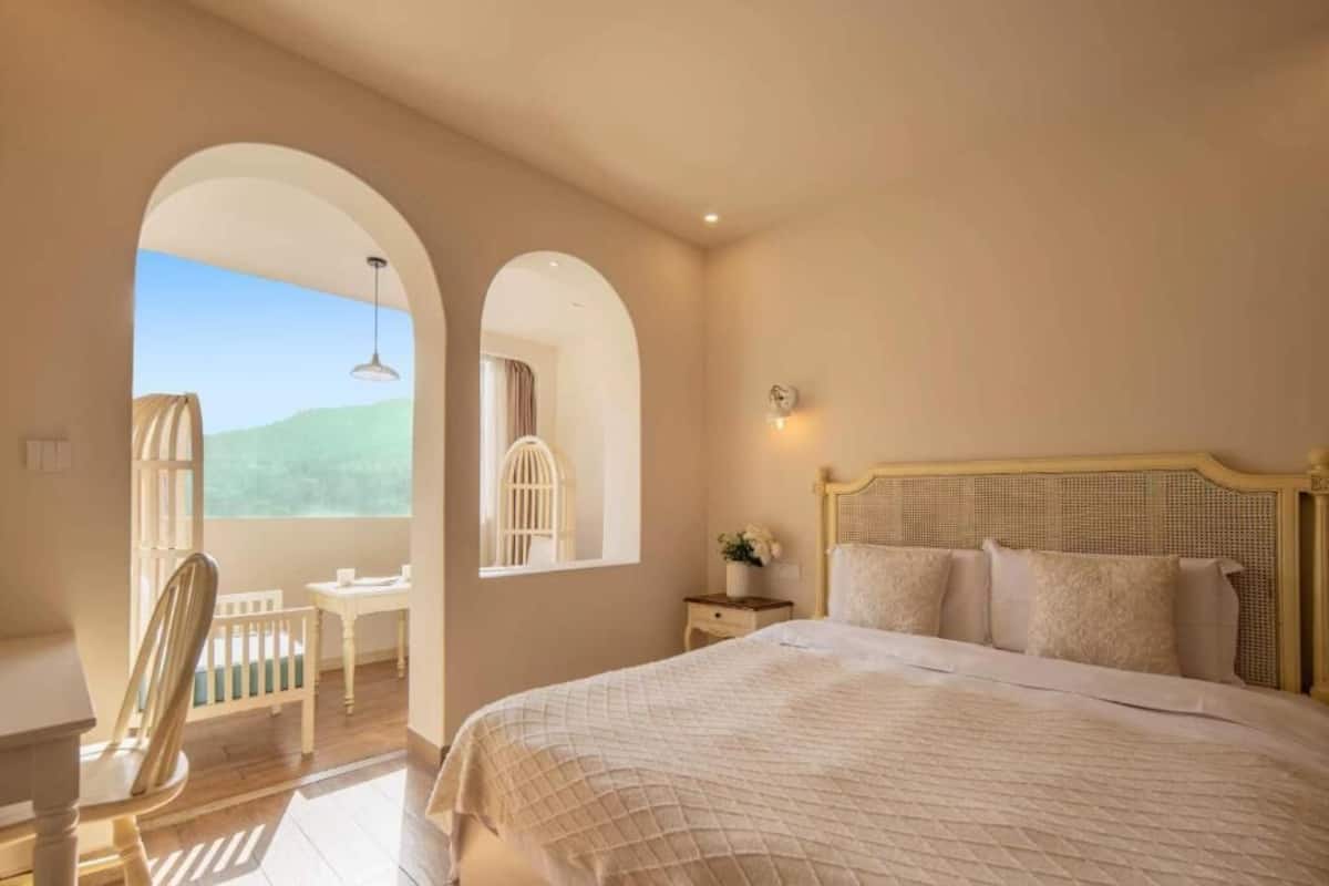 Camera doppia, vista collina | Tende oscuranti, insonorizzazione, ferro/asse da stiro, Wi-Fi gratuito